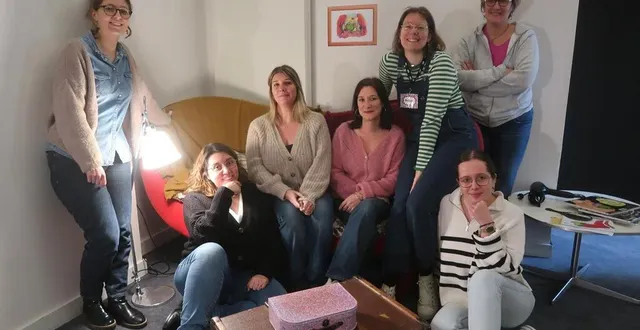 photo  mazé, le 7 février 2025. l’équipe de la bulle presque au complet (il ne manque que julien), en compagnie de l’adjointe laure lemallier.  &copy;  co – agathe le nueff 