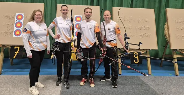 photo  les archers fléchois et la capitaine de la compagnie d’arc de la flèche (sarthe) au championnat régional qui s’est tenu ce dimanche 9 février 2025.  &copy;  compagnie d’arc de la flèche 