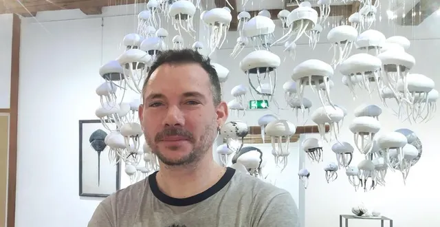 photo  simon pavec devant l’installation des méduses en porcelaine.  &copy;  co 