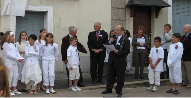 photo  hanush teltsch (au centre, les mains croisées) lors de la commémoration de 2007.  &copy;  yves moreau 