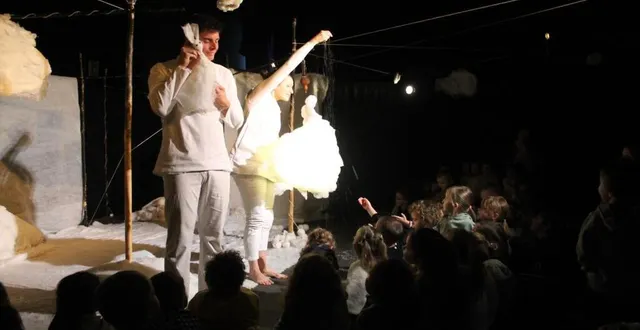 photo  vendredi, la not’compagnie a entraîné 70 enfants de petite et moyenne section dans un monde de douceur, avec le spectacle « ouatou », « sur la matière sous toutes ses coutures : ouate, fil, tissu… », explique tatiana guelle, directrice. après ce spectacle, le val’rhonne met à l’affiche, pour les plus grands, un dessin animé. jeudi, à 18 h 45, sera projetée « une vie de chat », film nominé aux oscars en 2012. « il s’agit d’un polar pour enfants ». réservation et renseignement au 02 43 42 29 48 ou cscvalrhonne@gmail.com.  &copy;  ouest-france. 