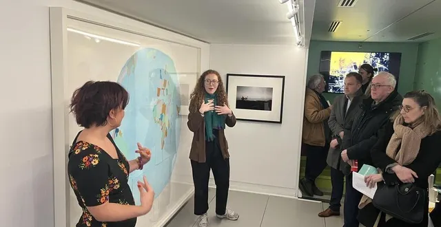 photo  l’exposition est présentée par cloé desmons (à droite) et marie perraudin (au centre), médiatrices du mumo.  &copy;  ouest-france 