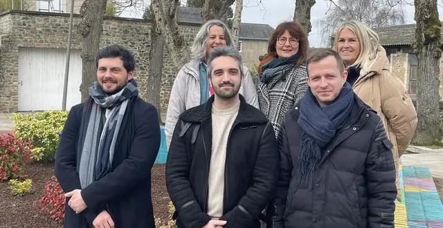 photo  vincent lorre, président de l’association des commerçants les vitrines de sablé, avec le bureau et des membres du comité directeur.  &copy;  le maine libre 
