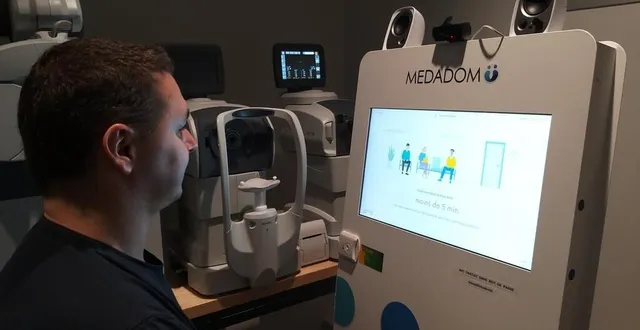 photo  afin de renouveler ses lunettes et lentilles, vincent est mis en relation avec un orthoptiste et un ophtalmologue par l’intermédiaire d’une borne.  &copy;  ouest-france 