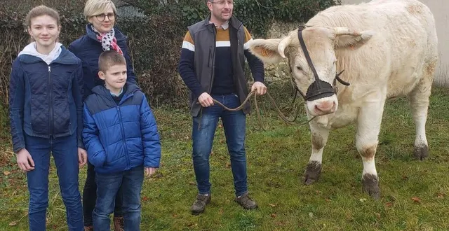 photo  la famille veille, éleveuse de race charolaise, et tulipe.  &copy;  ouest-france 