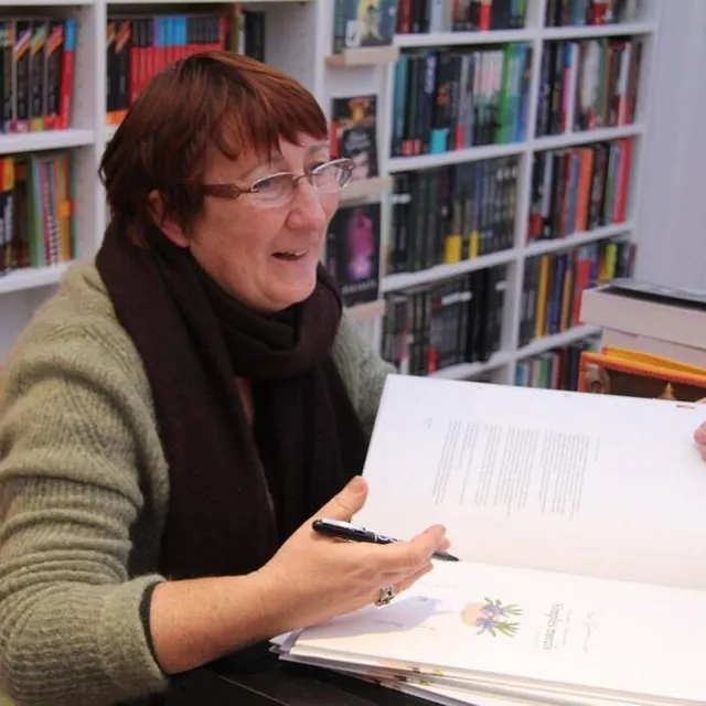 photo l’artiste christine patry-morel lors d’une dédicace à la libraire quartier libre à flers.  ©  archives ouest-france