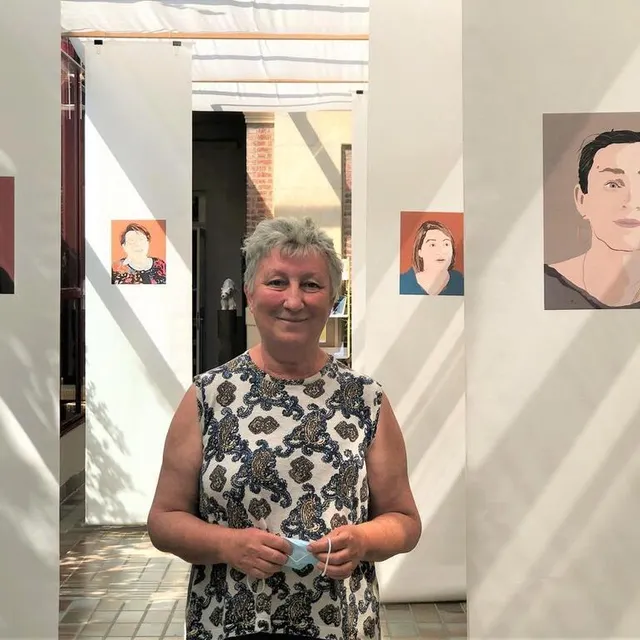 photo christine patry-morel devant son exposition à la médiathèque de flers en 2021  ©  archives ouest-france