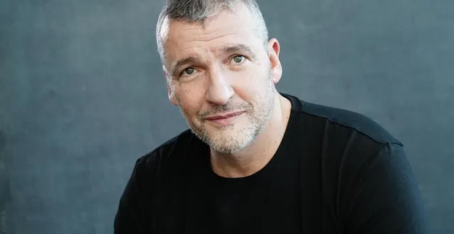 photo  l’humoriste maxime van laer sera sur la scène du grenier du rire au dupleix, à l’occasion de son ouverture, le vendredi 14 février 2025.  &copy;  dr 