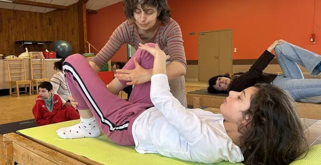 photo  alix et la conductrice venue de hongrie pour un stage d’une semaine à saint-pavace organisé par l’association les petits pas de géants.  &copy;  ouest-france 