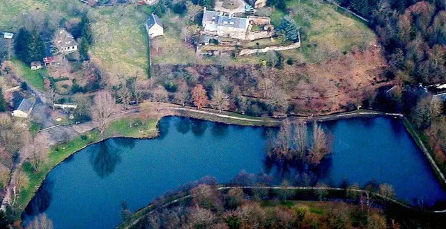 photo  vue du ciel : le plan d’eau du val-fleury. pour l’ouverture, il y aura la possibilité de se restaurer sur place.  &copy;  pierrick méron 