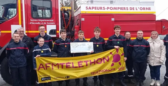 photo  les jeunes sapeurs-pompiers, fiers du montant de leur collecte en faveur du téléthon.  &copy;  ouest-france 