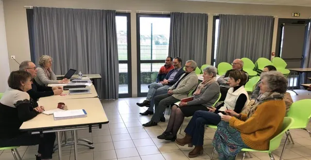 photo  les membres du comité réunis salle nelson-mandela.  &copy;  le maine libre 