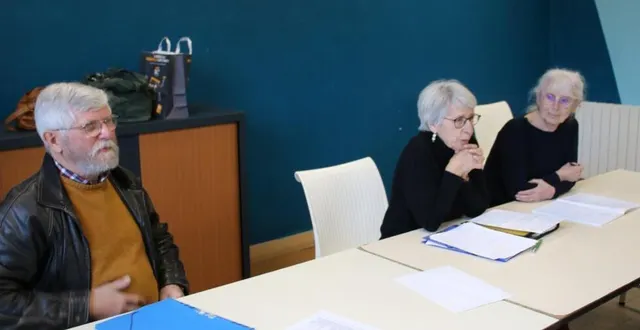 photo  bernadette vermeren, (2e à droite), accompagnée à sa gauche, de monique audureau, secrétaire et daniel lemée.  &copy;  ouest-france 