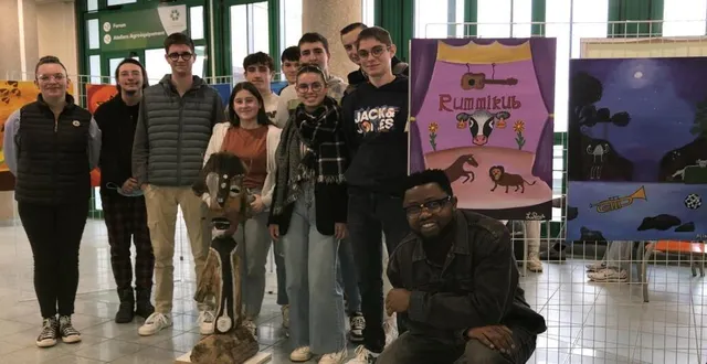 photo  une partie de la classe avec, à droite, dady nkanga, artiste, peintre et sculpteur.  &copy;  le maine libre 