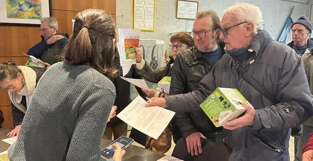 photo  les vingt-huit pièges à frelons asiatiques distribués ce mercredi 12 février 2025, à arnage, ont trouvé preneurs en onze minutes chrono.  &copy;  ouest-france 