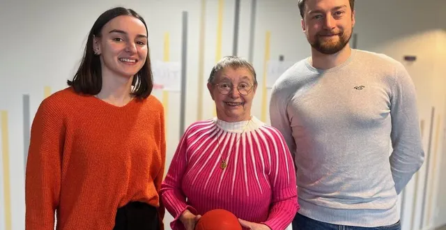 photo  andrée soulliaert entourée de julien godard, doctorant en sciences du sport, et anna huet, étudiante en master 2 de staps, activités physiques adaptées.  &copy;  photo le maine libre 