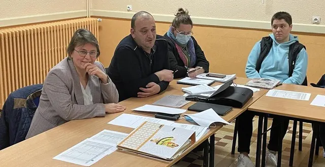 photo  anita delommeau et mickaël fontaine, respectivement présidente et secrétaire du comité de loisirs d’auvers-le-hamon (à gauche), près de sablé-sur-sarthe, espèrent réussir à passer la main.  &copy;  le maine libre 