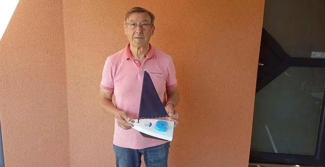 photo  yves guet présente un des voiliers commandés.  &copy;  archives ouest-france 