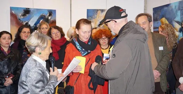 photo  le prix du jury a été remis à soisik oger le goff en présence de la commissaire artistique fabienne marteau (à gauche) et jean-michel conte, le président de la renaissance de la doutre (à droite).  &copy;  bernard meunier - renaissance de la doutre 