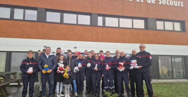 photo  forains et pompiers posent avec les peluches distribuées devant le centre d’incendie et de secours d’alençon (orne).  &copy;  ouest-france 