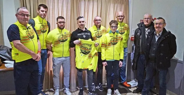 photo  des maillots d’un jaune très visible et richement colorés.  &copy;  ouest-france 