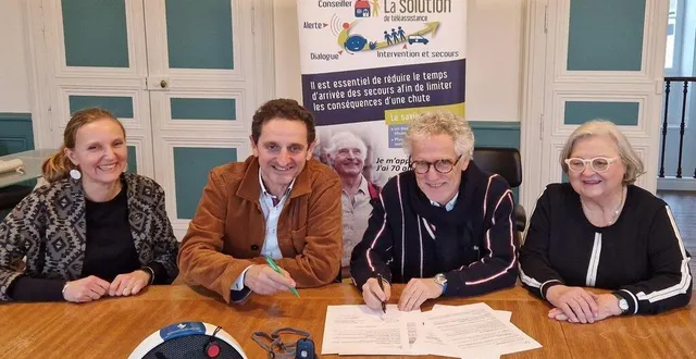 photo  de gauche à droite, caroline delalande, responsable secteur ; jean-claude dudouit, directeur de présence verte, ouest de la france ; didier le gall, maire, et catherine thébaud, adjointe aux solidarités et aux actions sociales.  &copy;  ouest-france 