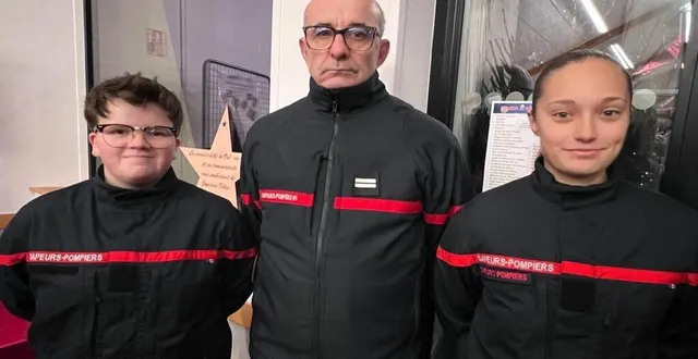 photo  elfy et mallorie entourent philippe pigal, chef du centre d’incendie et de secours.  &copy;  ouest-france 