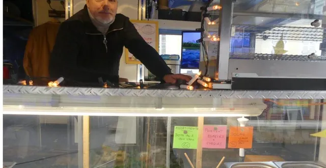 photo  steeve perret vend des petits plats chinois préparés par son épouse, lyu xiao hui.  &copy;  ouest-france 