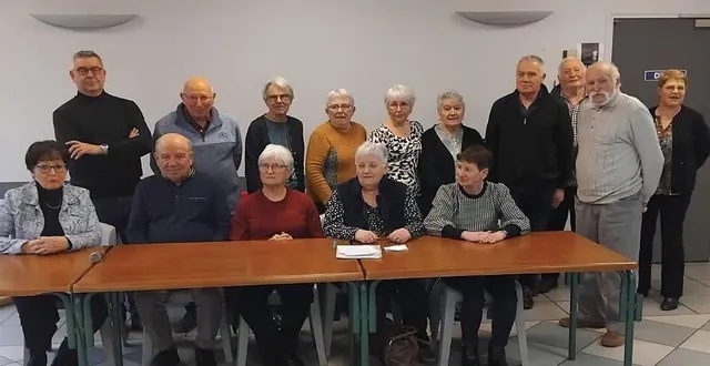 photo  le bureau et des membres avec, debout à gauche, le maire dominique normandin.   &copy;  co 
