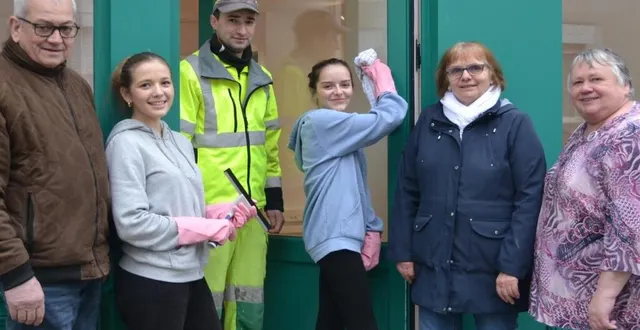 photo  les ados sont épaulés dans leur tâche par joël gaudin, adrien dubois, marie-claude talineau, et monique boivin.  &copy;  le maine libre 
