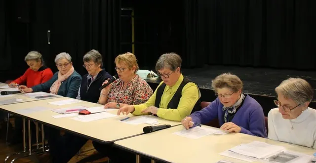 photo  maryline sangleboeuf, au centre, accompagnée à sa gauche de ghislaine lanos,  nadine degardin, et des membres du bureau.  &copy;  le maine libre 