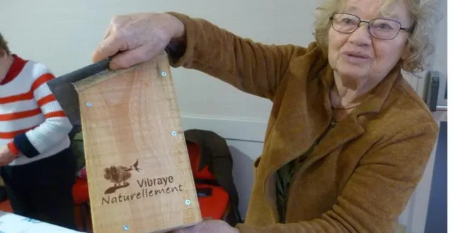 photo  évelyne leveau, bénévole de l’association vibraye naturellement présente les nichoirs construits et labellisés avec un dessin exécuté grâce à une imprimante 3d.  &copy;  ouest-france. 
