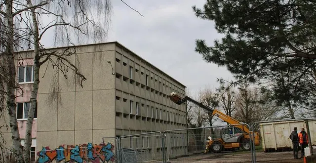 photo  durant les vacances, l’ancien bâtiment segpa est vidé de tous les matériaux qu’il contient.  &copy;  ouest-france 