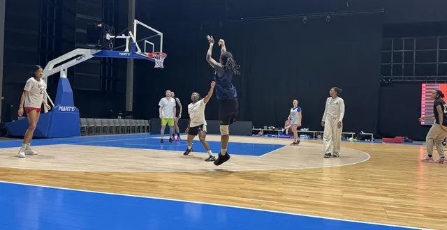 photo  les basketteuses d’alençon ont effectué leur premier entraînement à anova.  &copy;  ouest-france 