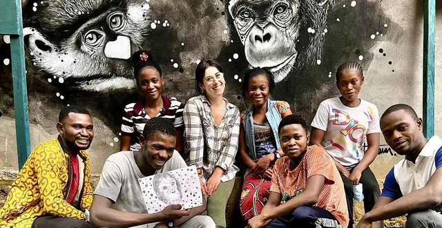 photo  l’artiste mancelle manon hardouin, au centre, en compagnie de jeunes congolais devant l’une de ses œuvres réalisée en afrique.   &copy;  artem manon-centre de réhabilitation p-wac 