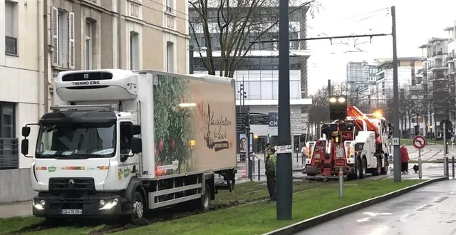 photo  un camion s’est embourbé sur la ligne de tramway b, à angers, ce vendredi 14 février 2025.  &copy;  ouest-france 