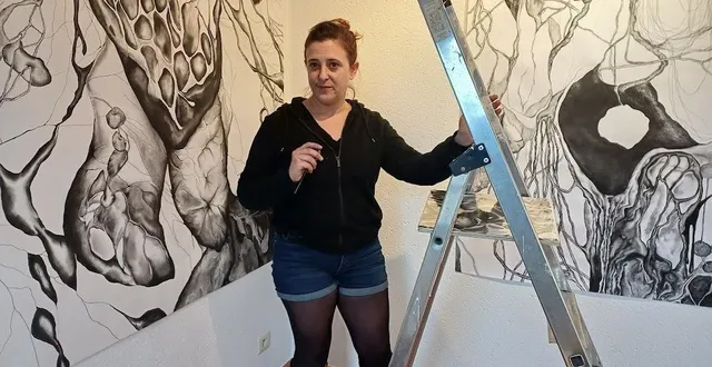 photo  aurélie fatin lors de l’accrochage de ses œuvres dans les salons du village d’artistes.  &copy;  ouest-france 