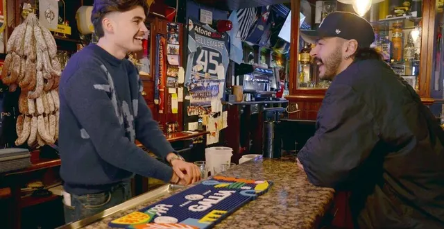 photo  angers, vendredi 14 février 2025. une vraie complicité s’est nouée entre robin gaborit, le capitaine des ducs, et l’équipe du matt murphy’s.  &copy;  co – benoît pelloquin 