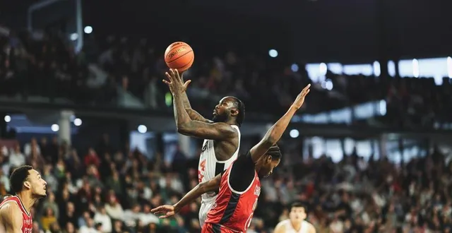 photo  williams narace et le msb filent en demi-finale de la leaders cup après leur succès sur cholet.  &copy;  lnb 