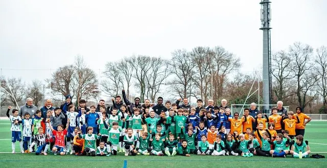 photo  six équipes de foot u10 et u11 du département étaient engagées dans un tournoi joué en présence des deux joueurs de foot d’angers sco, bamba dieng et arcus carlens.  &copy;  antonin verdier 