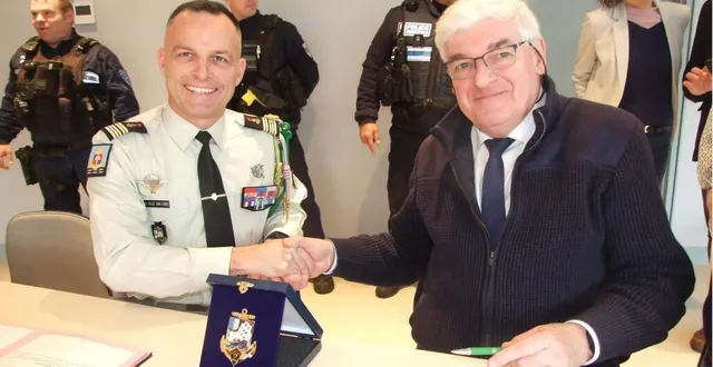 photo  le colonel pierre de lassus saint-geniesmaire et patrick desmazières, maire, ont paraphé la convention armées-collectivités.  &copy;  ouest-france 
