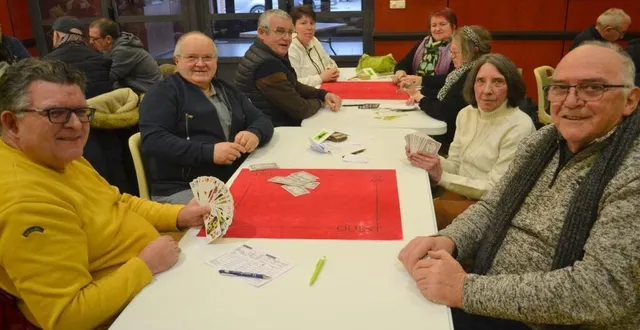 photo  président du club de tarot, jean lebreton (2e à gauche) a accueilli plus de 250 passionnés de tarot à la salle des fêtes de précigné.  &copy;  le maine libre 
