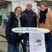 photo  accueillies sur le marché par philippe bigot, maire, clara et camille, consultantes, ont recueilli des réponses au questionnaire villages d’avenir. 