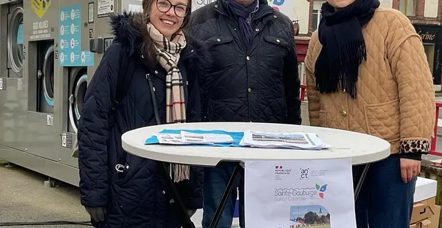 photo  accueillies sur le marché par philippe bigot, maire, clara et camille, consultantes, ont recueilli des réponses au questionnaire villages d’avenir.  &copy;  ouest-france 