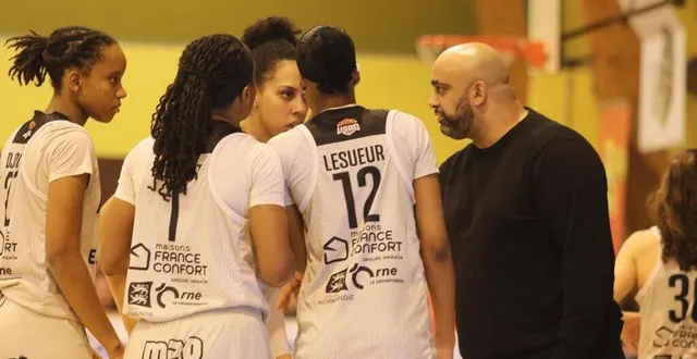 photo  fayssal rhennam (à droite) attend de ses joueuses qu’elles passent un cap, dès le derby face à mondeville, samedi 15 février.  &copy;  photo : nathalie douley 