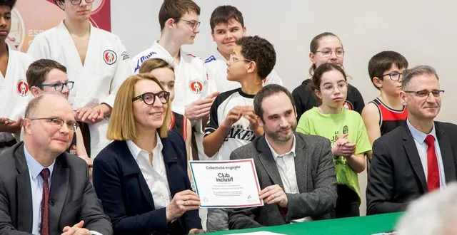 photo  devant les jeunes sportifs, de gauche à droite : emmanuel aubry, préfet de la sarthe ; valérie radou, présidente de la 4cps ; anthony guidoux, référent du comité paralympique ; stéphan domingo, directeur de la délégation territoriale de la sarthe de l’ars.  &copy;  ouest-france 