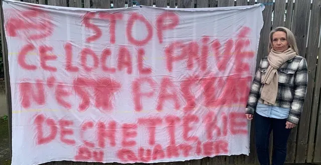 photo  aurélie loyau devant le local poubelles.  &copy;  le maine libre 