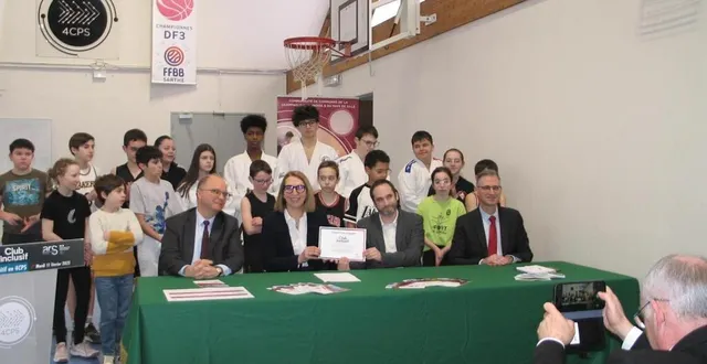photo  une présentation accompagnée de jeunes sportifs représentant le basket, le judo, le football.  &copy;  le maine libre 