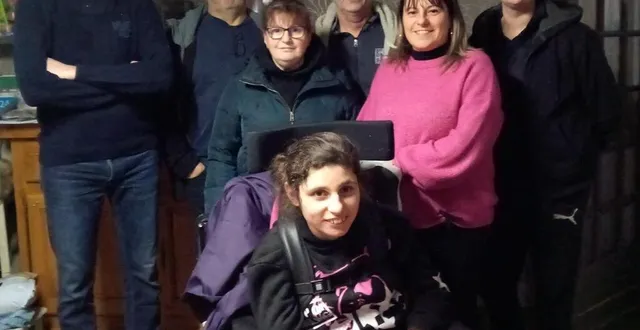 photo  luna, aujourd’hui âgée de 17 ans, au centre entourée par sa famille.   &copy;  le maine libre 