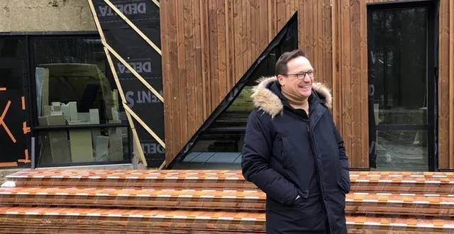 photo  dirigeant du maroquinier noras, martin du réau peut avoir le sourire : il fait construire de tout nouveaux locaux sur son site villaines-sous-malicorne, près de la flèche (sarthe).  &copy;  ouest-france 